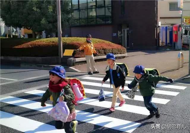 「超级宝妈」中国小孩要接送，为何日本小孩能独自上下学？这些原因是关键