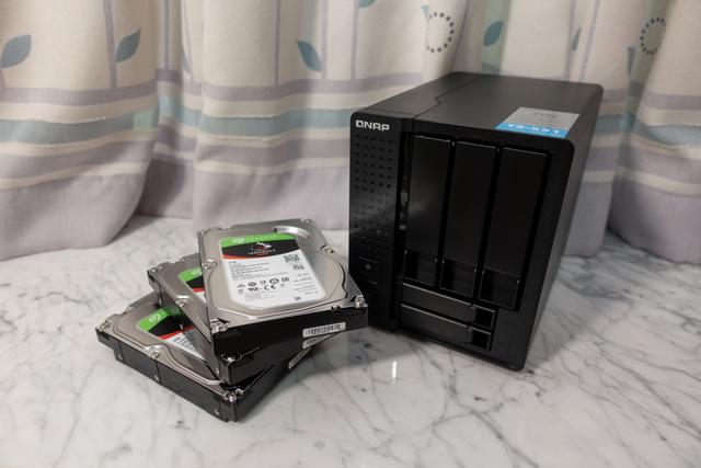 超详细Emby和Jellyfin对比！威联通TS-551：挂黑裙，转原盘如何？