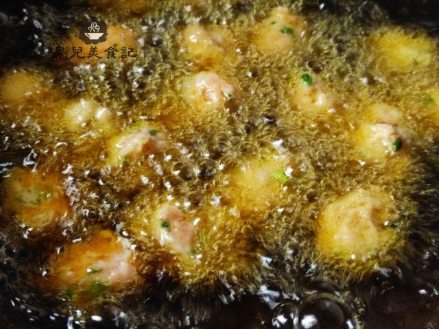 冬天，炸一份丸子，煮一锅汤，比炒菜简单，鲜香美味，暖和过冬