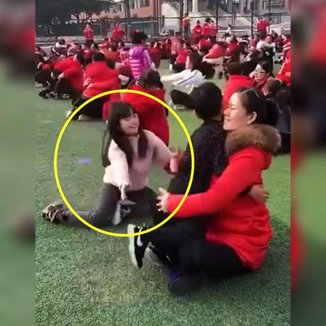 你的育儿经■幼儿园亲子活动，小女孩的爸妈缺席没来，故作坚强的样子让人心疼