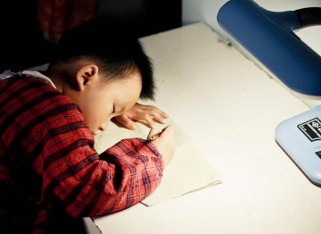 超级宝妈：孩子成绩下滑，妈妈群里抱怨作业多，老师发一张照片后悄无声息