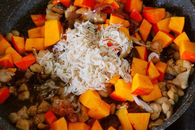 一个电饭锅解决晚饭，懒人福音一锅出，香糯清甜做法简单，太香了