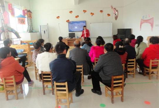 宝妈穿新衣服给娃开家长会，却被老师隐晦劝回，建议换身衣服再来