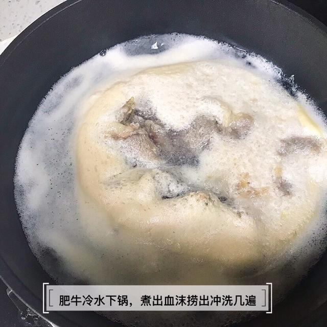 4,肥牛冷水下锅,煮出血沫捞出冲洗几遍