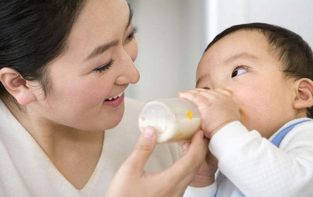 「你的育儿经」孩子每次喝奶总要剩一点，是啥原因？父母不要只从食量上找问题