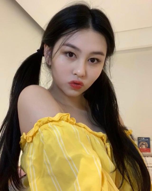 「中国青年网」沈月自拍扎双马尾樱唇诱人清新甜美 秀香肩雪肌少女味十足