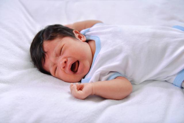 【超级宝妈】俗话：“1月缺觉、2月哭闹”，孩子6个月前最难带，父母坚持3步走