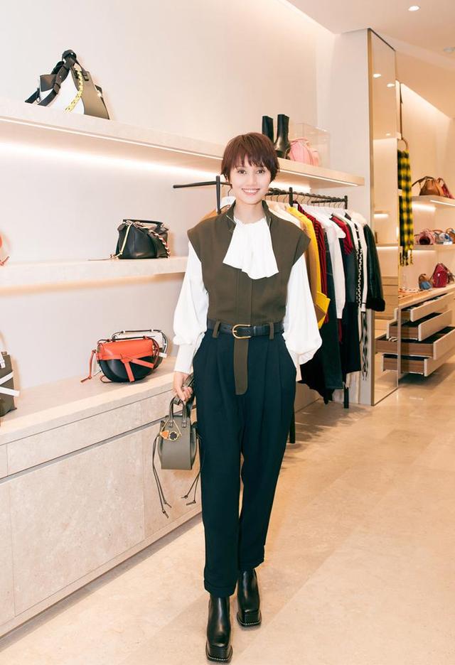 带货女王袁泉一家三口真接地气!走机场3人同穿基础款,但气质依旧高级