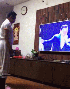 搞笑gif,不知此刻宝宝内心作何感想