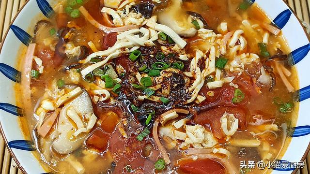 天冷了给家人做一锅酸辣汤，做法简单，暖胃驱寒，成本只需5元钱
