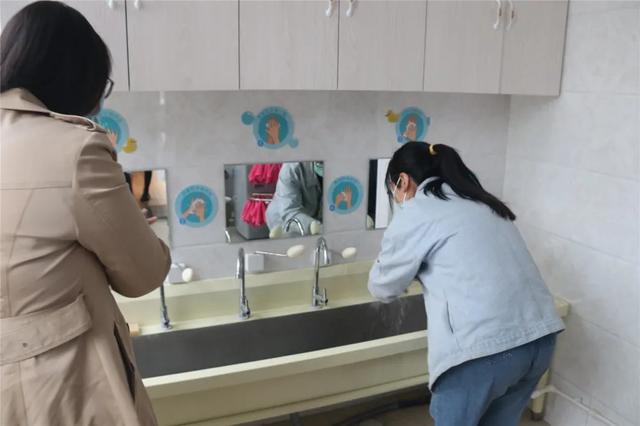 「超级宝妈」县育英幼儿园开展疫情防控应急演练