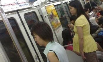 你的育儿经@孕妈坐地铁时“漏尿”,遭到旁边男乘客嘲笑:把车厢都熏臭了