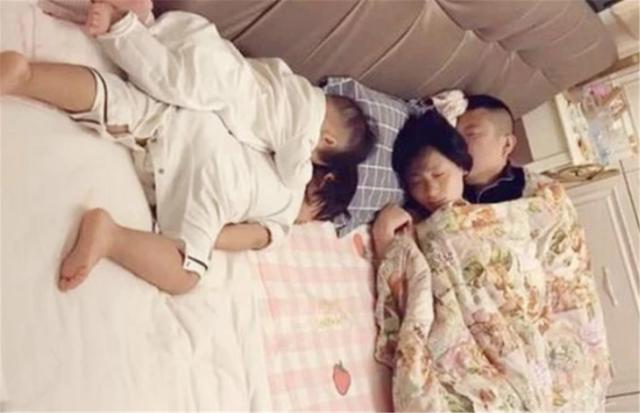 超级宝妈▲佛系夫妇带娃睡觉，一家人姿势亮了：孩子是个意外，夫妻才是真爱