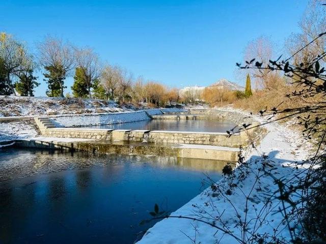 雪粉华，舞梨花，海天一色舞面纱！山东外事职业大学迎今冬首雪