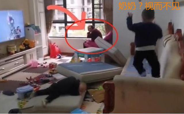 [你的育儿经]双胞胎拆家“佛系奶奶”视而不见，躺在阳台刷手机淡定自如，佩服