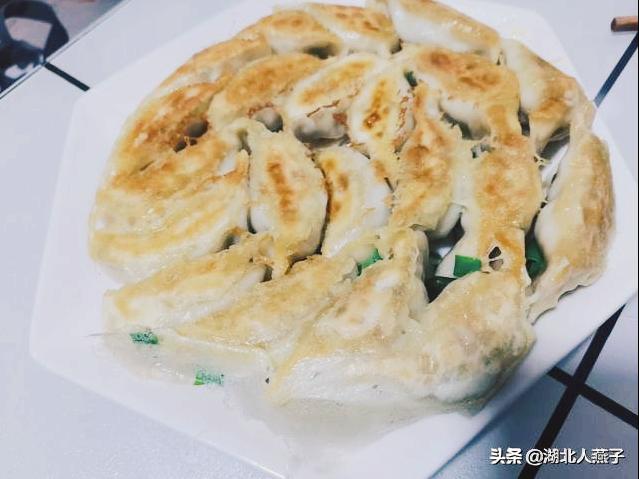 做煎饺有人先倒油，有人先加水？老师傅：都不对，这才是正确方法