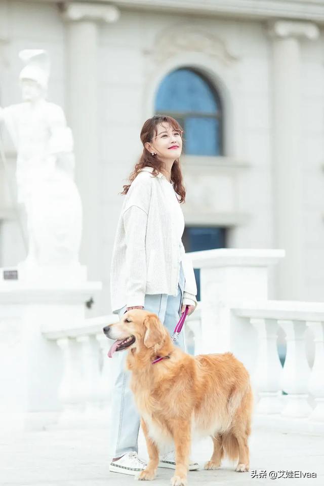 时尚探究社54岁周海媚发福了，紧身奶奶裤剪花110斤穿出120斤，腿粗得不敢P