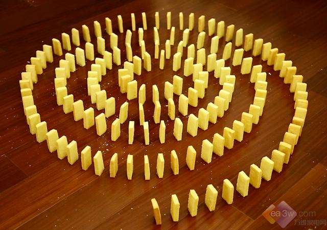 前所未见的饼干多米诺骨牌来了！凯度双热风蒸烤一体机挑战极致均匀