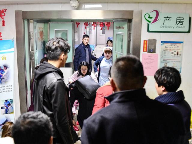初夏薄凉|丈夫坚持要给妻子陪产，却在产房内闹出大笑话，医生：真爱无疑