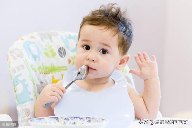 你的育儿经|给宝宝添加辅食，却不知道每天几点喂，只是在两餐奶之间喂就错了