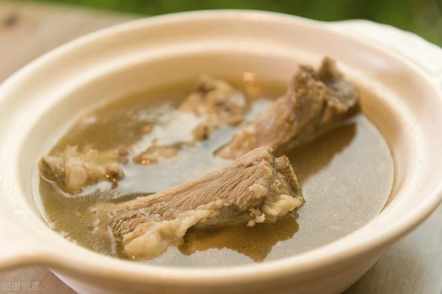 炖排骨时，最忌直接焯水，记得多做一步，排骨没腥味，软烂又好吃