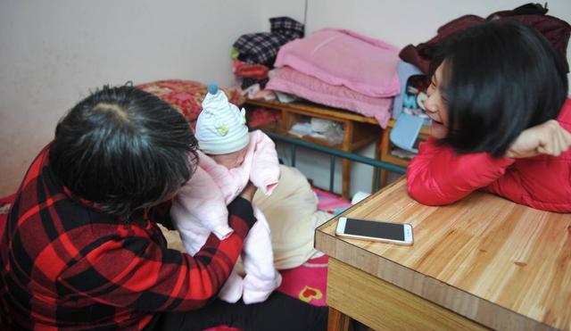 「超级宝妈」母乳太多怎么办？年轻宝妈给自家丈夫留，医生：简直胡闹