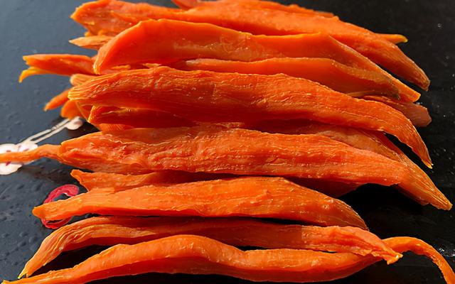 吃不完的红薯怎样保存，三蒸三晒做成红薯干，香甜有嚼劲，无添加