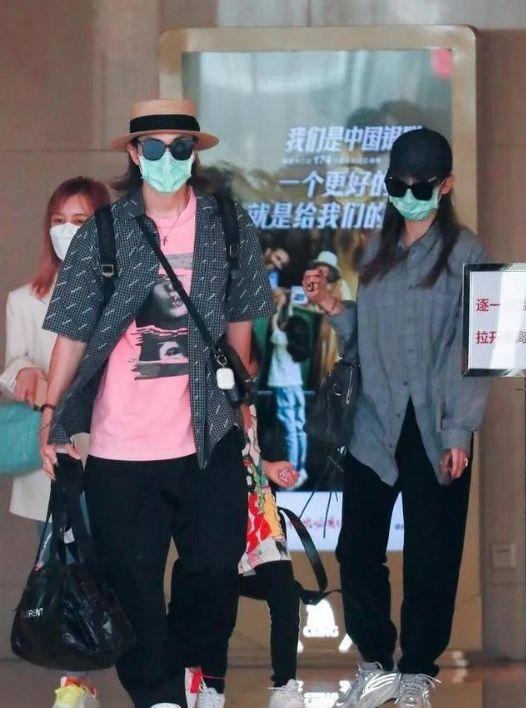 戚薇女儿时尚感爆棚，才5岁挑染红发抢镜，长大后又是个“戚薇”|资讯早知道