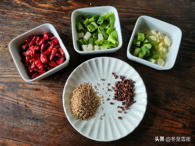 鸡腿|教你在家做辣子鸡丁，辣椒炒不糊，鸡丁外焦里嫩，方法一学就会