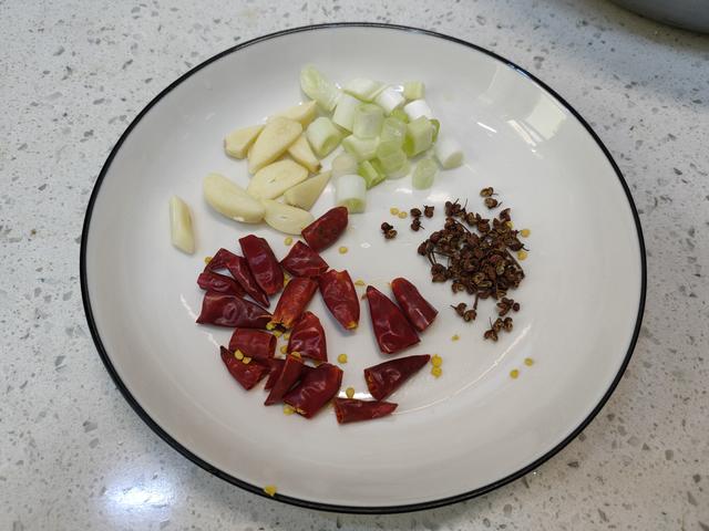 炒豆芽别只知道焯水，大厨教你一个妙招，豆芽不出水、脆爽又入味