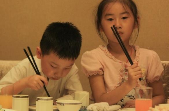幸福的小调|孩子教养高低餐桌上见真章,这位妈妈“餐桌规距”,让娃备受夸赞