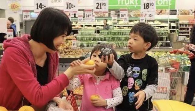 小男孩在超市吃樱桃，被店员指责没出息，妈妈的做法值得学习