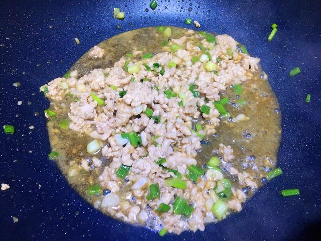 烤土豆味道太单调，搭配番茄和肉末，烤出来更够味