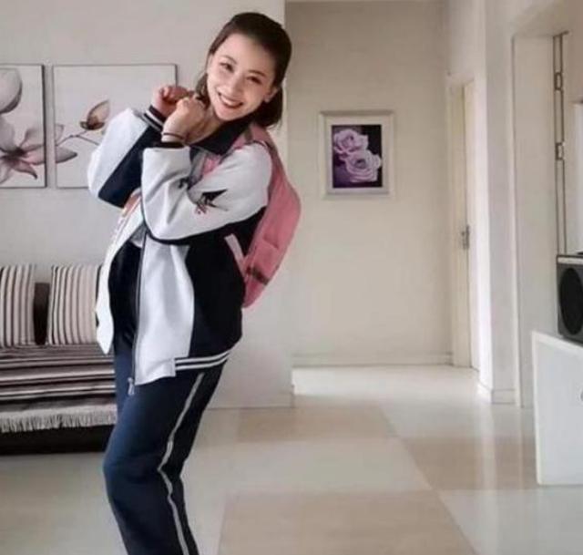 你的育儿经:40岁宝妈宅家等复工,无聊穿起女儿校服,网友:爸爸不淡定了