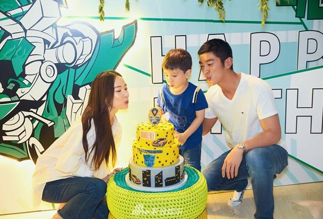 中外育儿观念差异有多大？看撒贝宁夫妻就知道，孩子啃拖鞋都不管