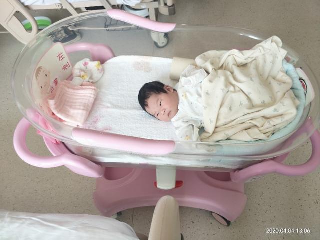 超级宝妈■我的外孙女出生第五天，变化真大，头发特好，今天要出院回家了。