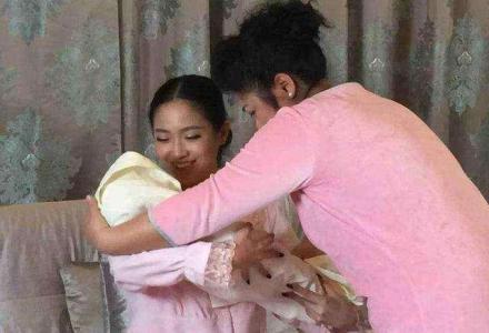『超级宝妈』孕妈月子没坐完又住院，婆婆骂她真多事，儿媳：生气就找你儿子