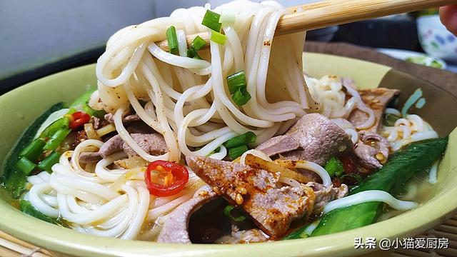 天冷了，早餐来一碗热气腾腾的“姜丝猪肝面”，鲜香好吃浑身暖和
