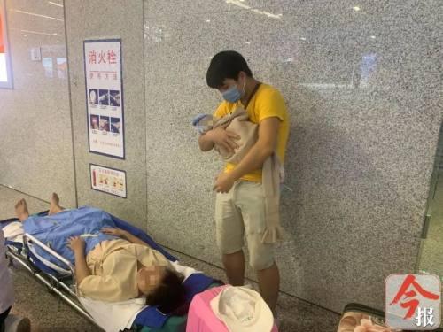 超级宝妈|这个宝宝有点急！孕妇突临盆，火车站通道变“临时产房”