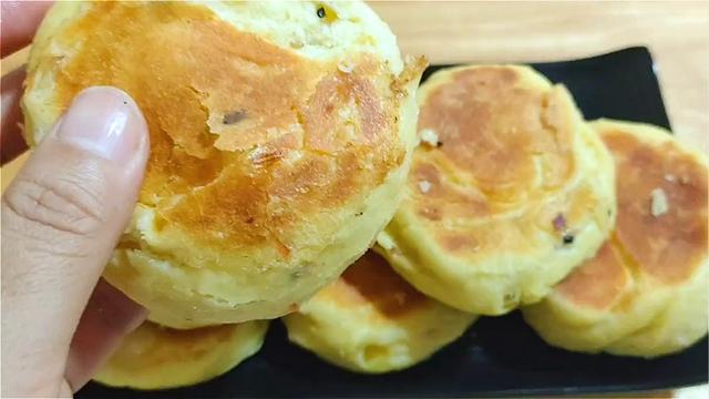 玉米面饼这样做，加多一种材料，口感丰富，吃着蓬松柔软，真香