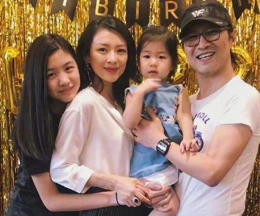 肆无忌惮的美|40岁章子怡剪短发太惊艳了！穿姜黄色连衣裙，又美出了新高度