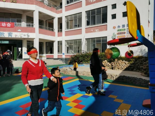 芳华镇中心幼儿园举办迎新年亲子运动会