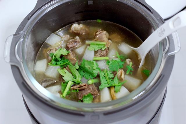 萝卜炖牛腩，牛腩要不要炒一下再下锅，做对这步，汤汁鲜美不油腻