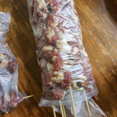 简单易做的#家庭烤箱版羊肉串#，让人吃了还想吃
