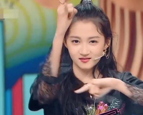 「fun娱乐」关晓彤和华晨宇牵手转圈时，关晓彤的手放哪？不愧是有男友的人