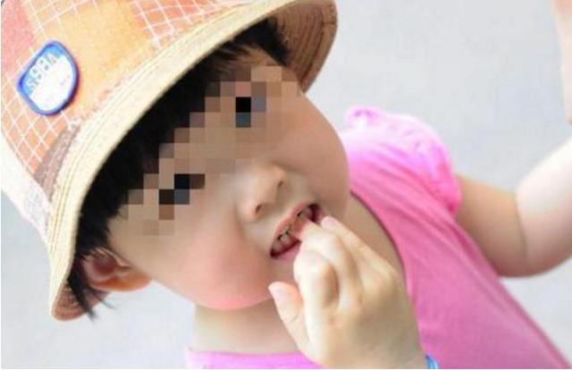 超级宝妈▲从小“爱咬指甲”的孩子，长大会变如何？专家：逃不开2种结局