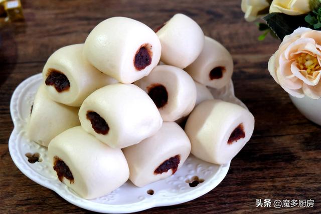 用豆沙和面粉蒸一盘豆沙卷，早餐吃它最美味，一口一个又香又甜