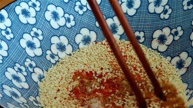 花生米加2个鸡蛋，没想到这么好吃，外酥里脆，当零食下酒都可以