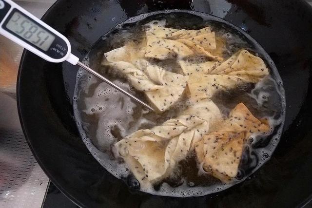 河南炸麻叶的传统配方，酥脆可口，手把手教你制作，入口越嚼越香