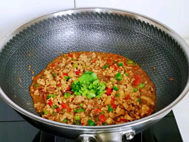 冬天我家最爱的一道炒菜，有荤有素，营养全面，做法十分简单